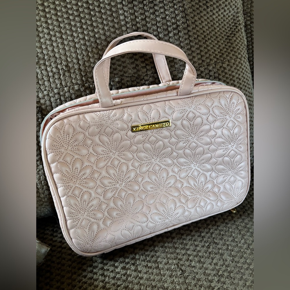 🌸 Vince Camuto Toiletries Bag With Hanger🌸